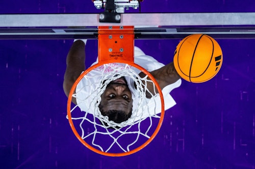 05.02.2026, USA, Seattle: Franck Kepnang, Center der Washington Huskies, wirft beim Aufwärmen vor einem NCAA-College-Basketballspiel gegen die Iowa Hawkeyes in Seattle einen Dunking.