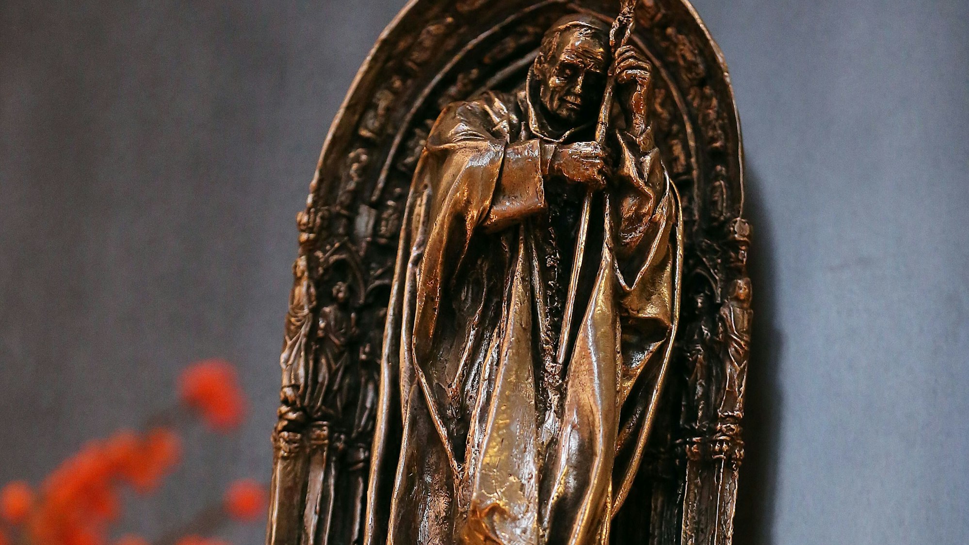 Aus diesem Behälter wurde die Reliqie gestohlen. Darauf ist der ehemalige Papst eingraviert.