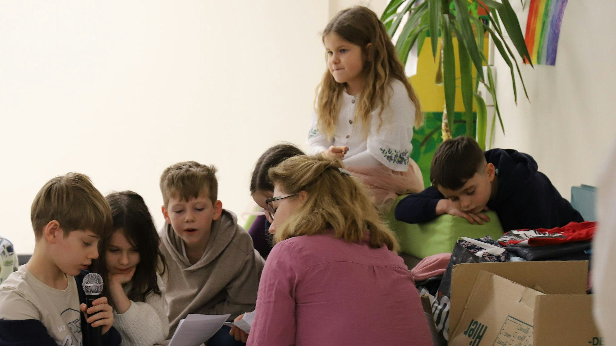 Das Klassensprecherinnen- und Klassensprecher-Team stellte das Projekt den Besucherinnen vom Kinderschutzbund vor.