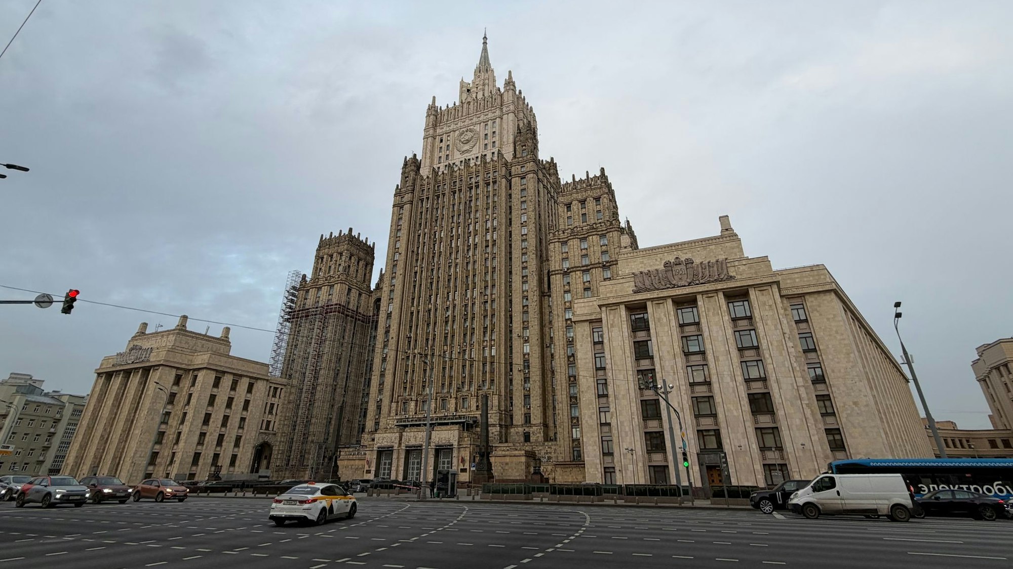 Russland hat nach der Ausweisung eines seiner Diplomaten aus Deutschland nun auch einen Mitarbeiter der deutschen Botschaft zur unerwünschten Person erklärt. (Archivbild)