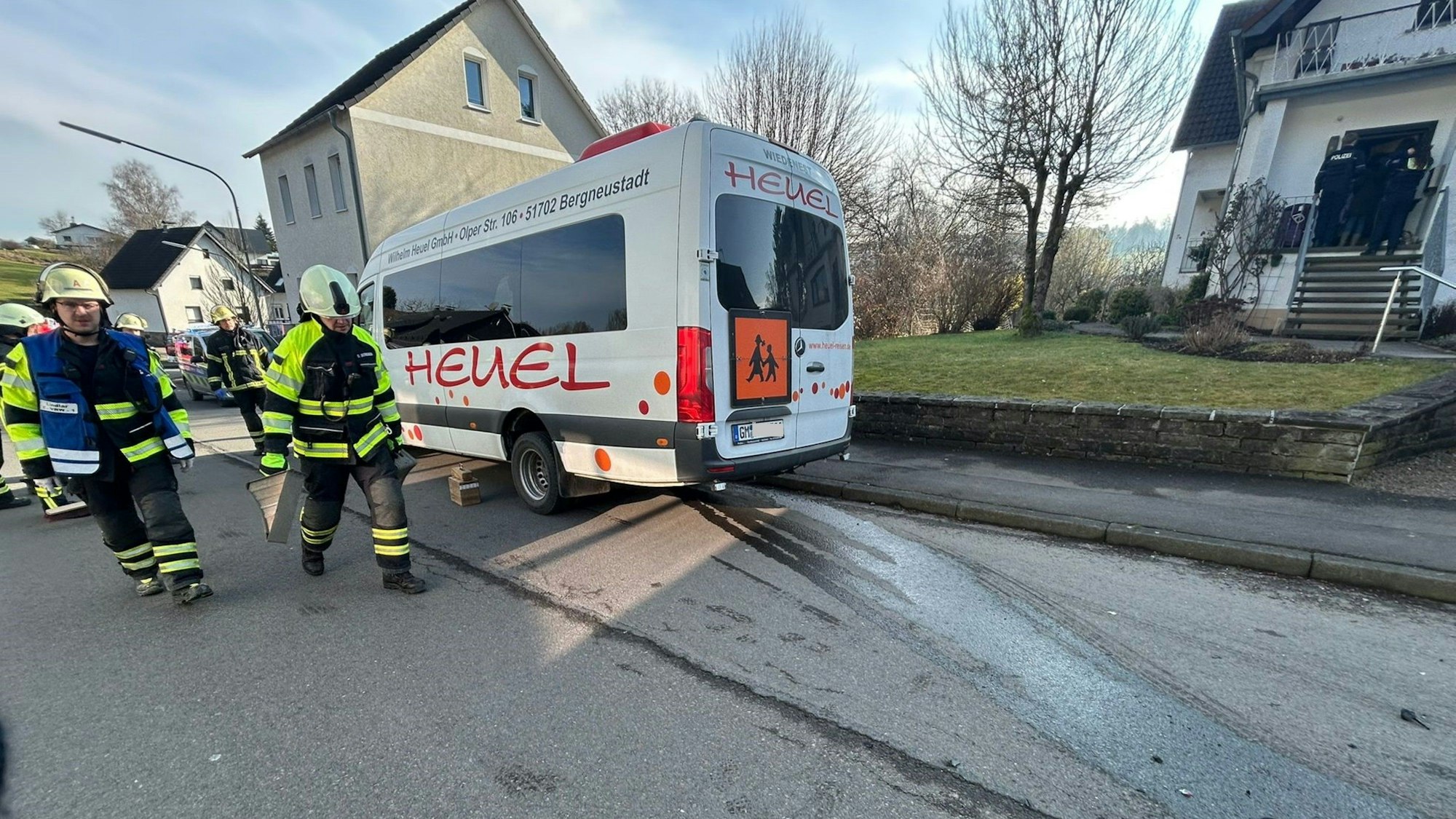Unfall mit Schulbus in Lindlar-Hartegasse