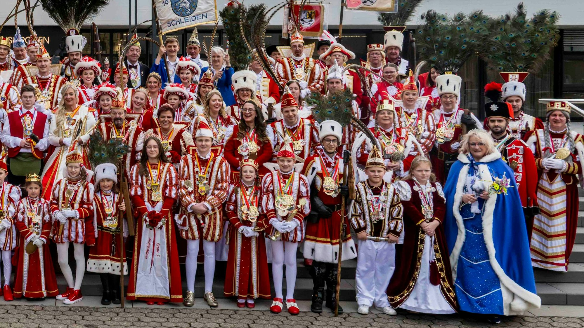 Detail des Gruppenbilds mit 81 Tollitäten aus dem Kreis Euskirchen.
