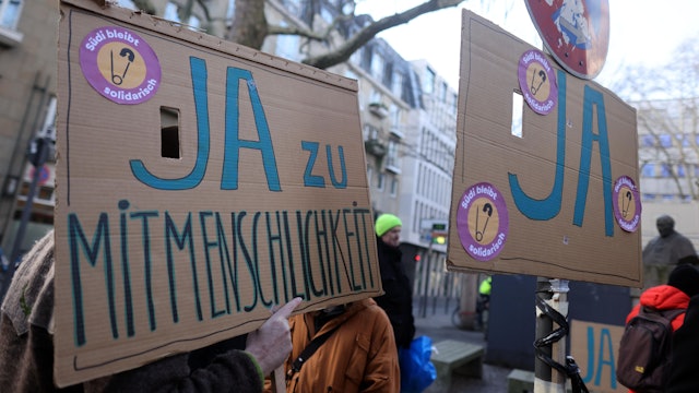 Vor der Entscheidung des Kölner Stadtrats gab es Demonstrationen für und gegen das neue Suchthilfezentrum.