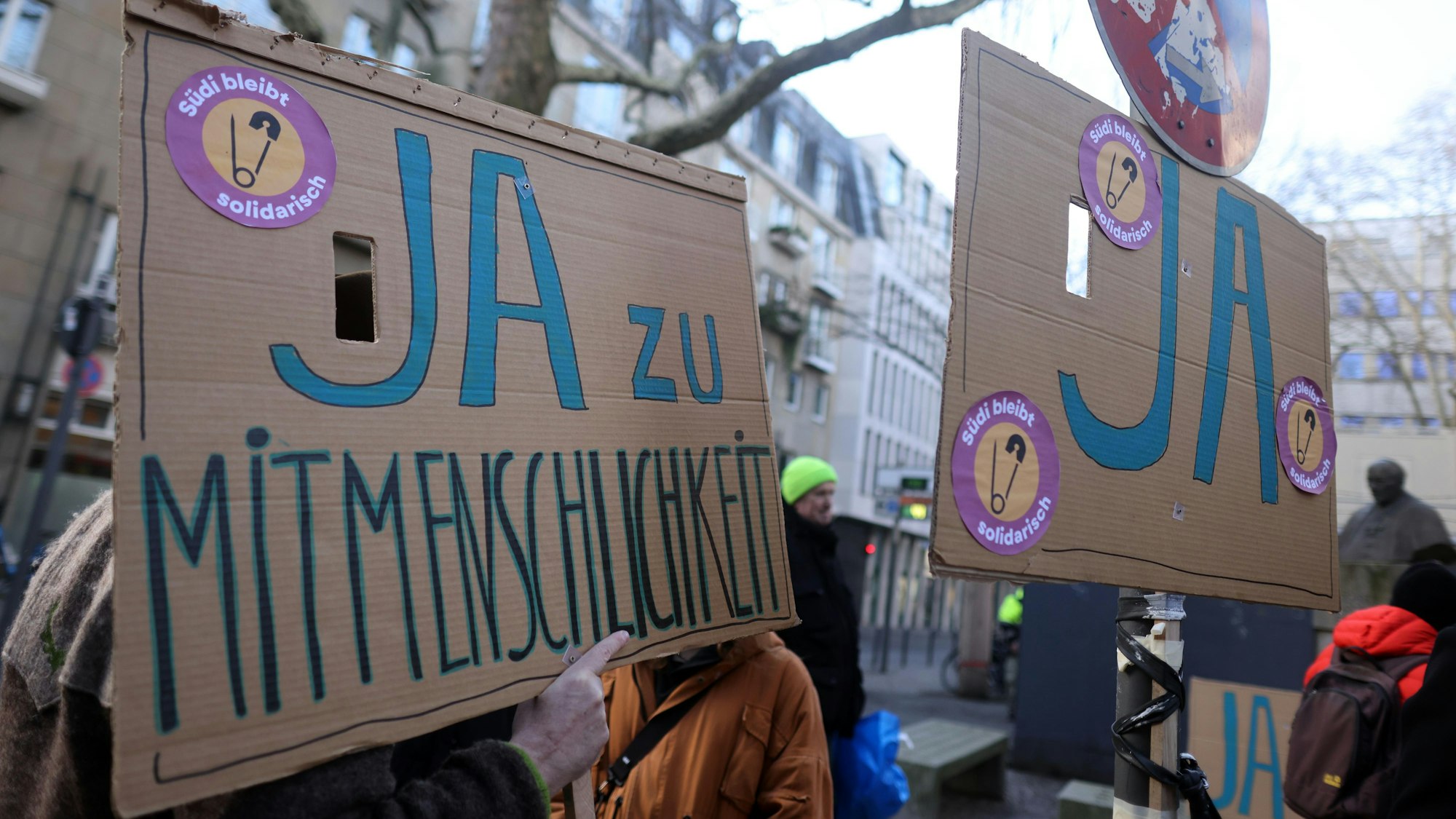 Vor der Entscheidung des Kölner Stadtrats gab es Demonstrationen für und gegen das neue Suchthilfezentrum.