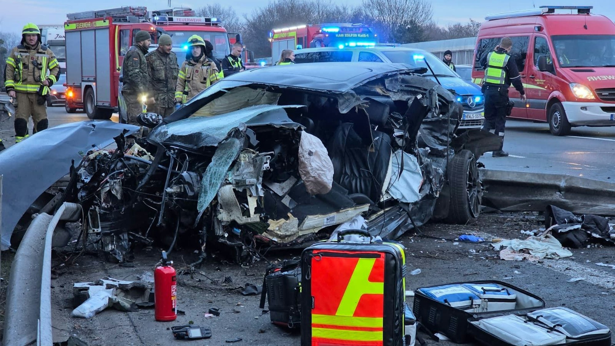 Ein völlig zerstörtes Wrack steht auf der Autobahn 2 am Kamener Kreuz.