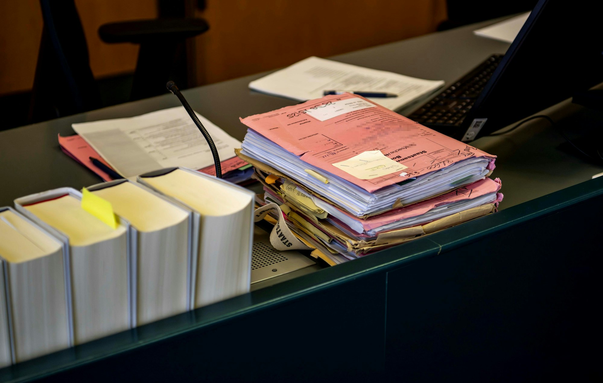Das Bild zeigt mehrere Aktenordner auf dem Tisch der Richterin.