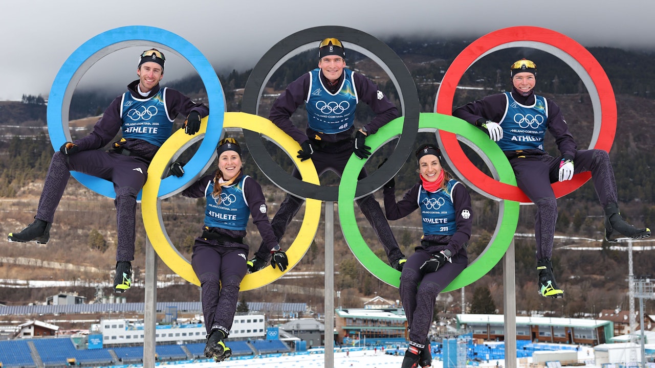 05.02.2026, Italien, Val Di Fiemme: Olympia, Olympische Winterspiele Mailand Cortina 2026, Ski nordisch, die deutschen Langläufer (von links) Florian Notz, Katharina Hennig Dotzler, Friedrich Moch, Pia Fink und Jakob Elias Moch posieren auf den olympischen Ringen.