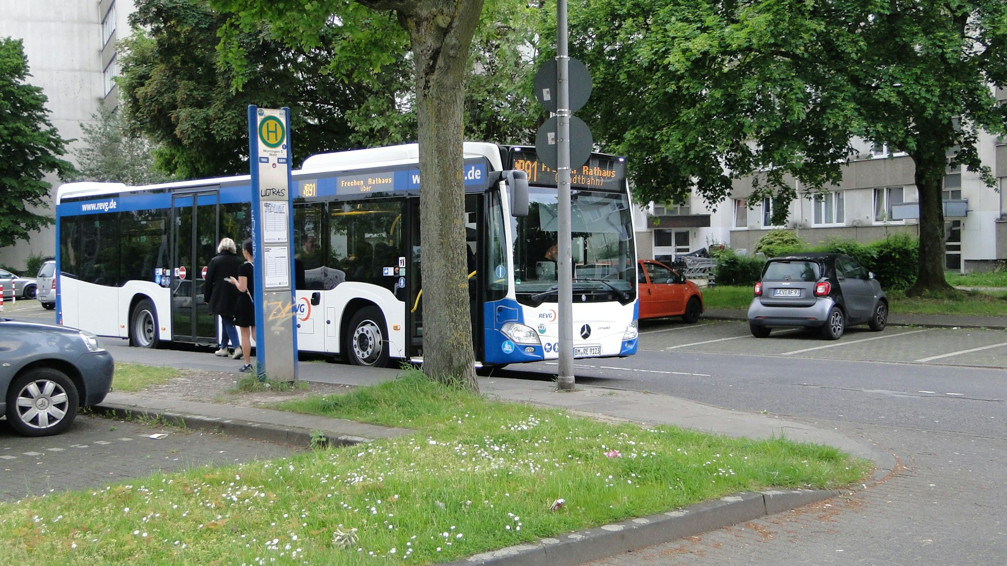 Ein Bus der Linie SB 91 steht an einer Haltestelle.