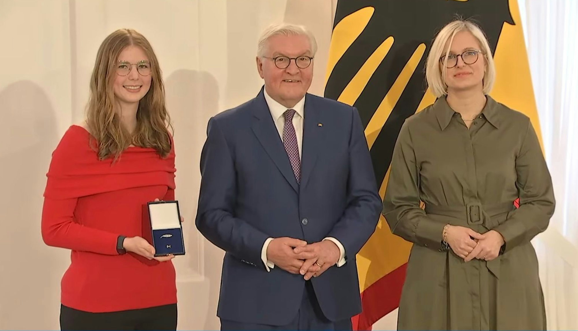 Bundespräsidenten Frank Walter Steinmeier hat Thalia Hönig aus Erftstadt für ihre Erfolge bei den Sommer-Deaflypmics 2025 in Tokio mit dem Silbernen Lorbeerblatt ausgezeichnet