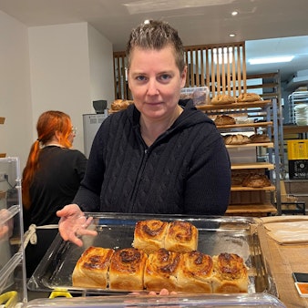 Zu sehen ist Milena Drefke, die ein Tablett mit Nussschnecken hält.
