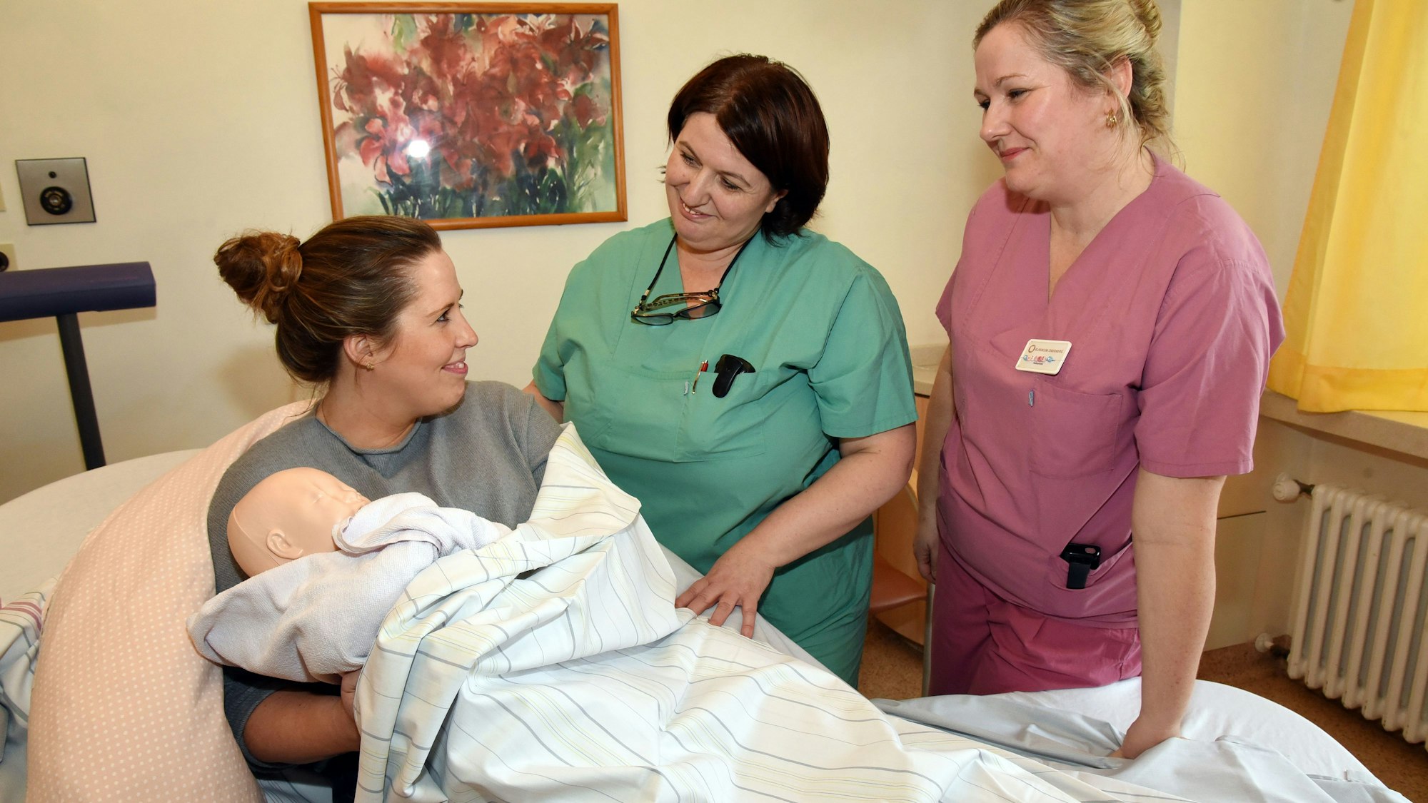 Die Hebammen Mirsada Rizvic und Meike Naumann-Steffen (2. und 3. v.l.) auf der Station.