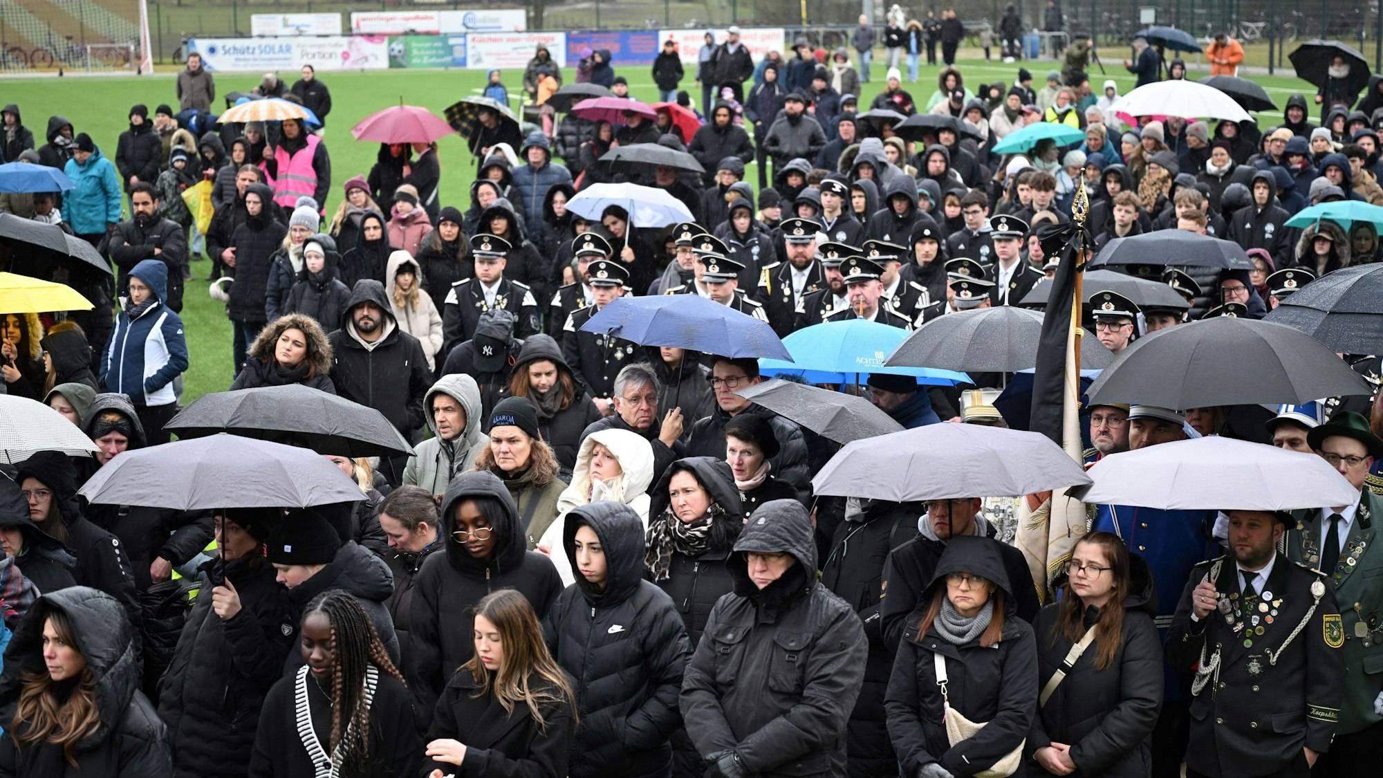 Hunderte Menschen nehmen an der Trauerfeier auf dem Sportplatz des SV Delhoven in Dormagen statt. Der 14-jährige Yosef wurde getötet.