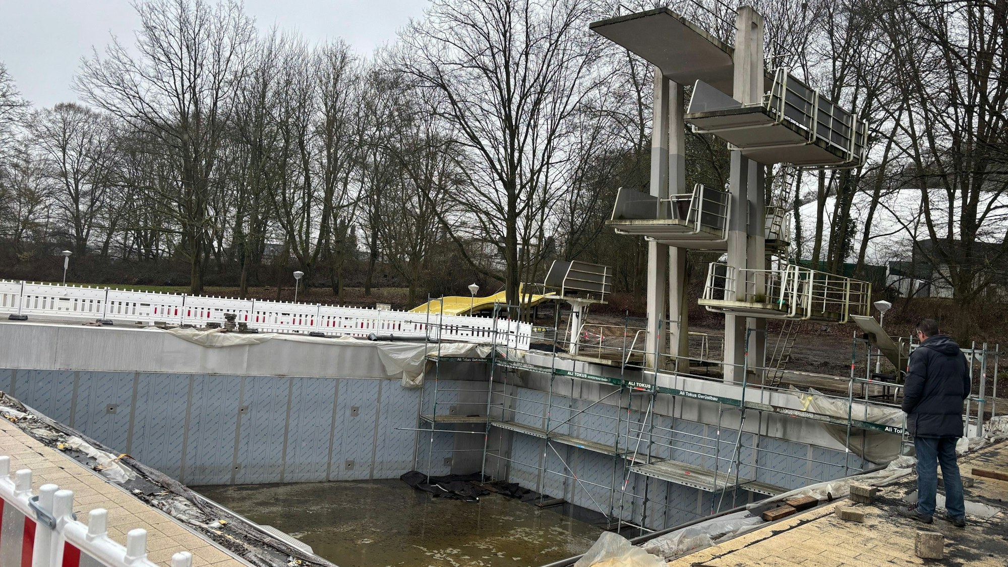 Auf dem Bild ist das Sprungbecken des Freibades zu sehen.