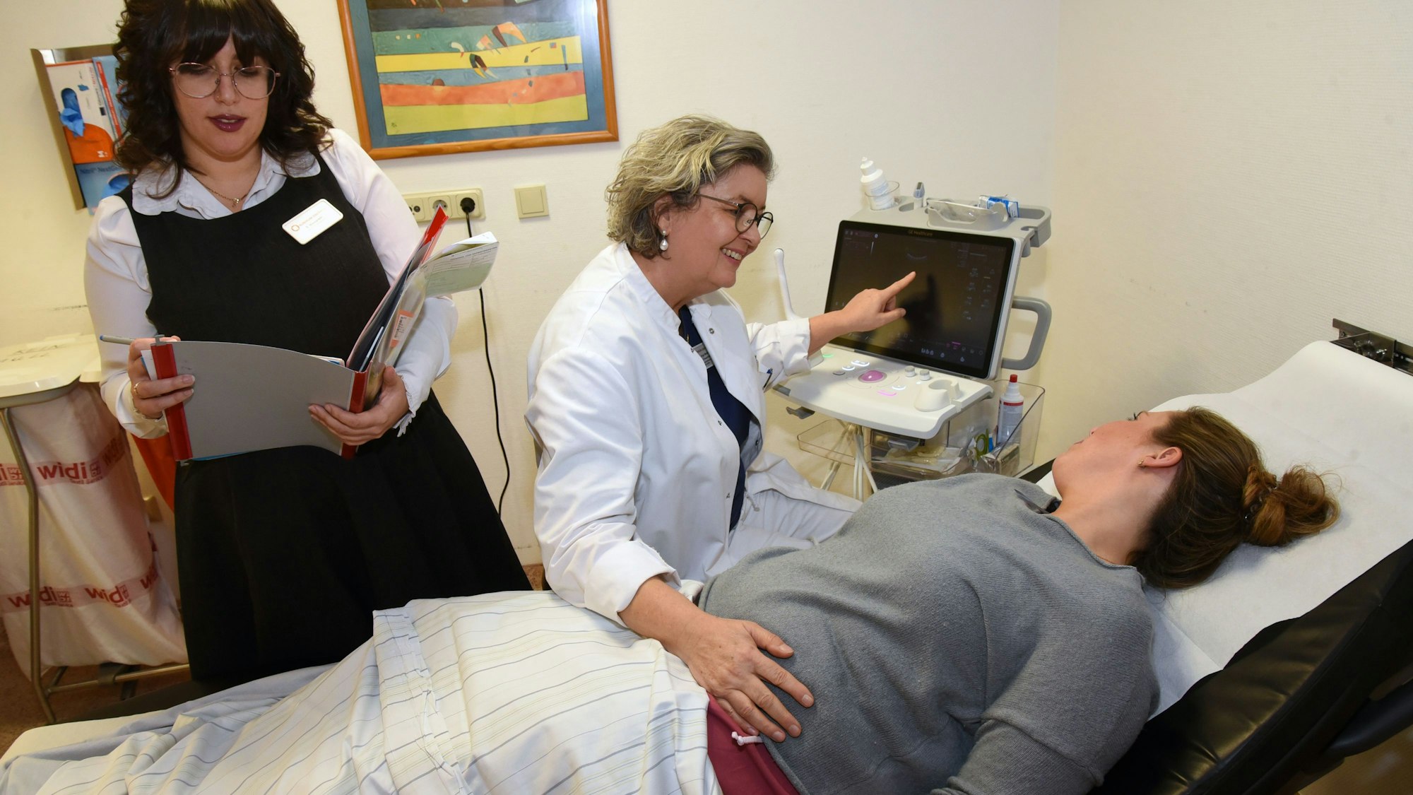 Chefärztin Anja Weishap (rundes Foto) weiß, dass es nicht wenige Frauen gibt, die sich umgeben von medizinischem Gerät und Technik im Kreißsaal verunsichert fühlen