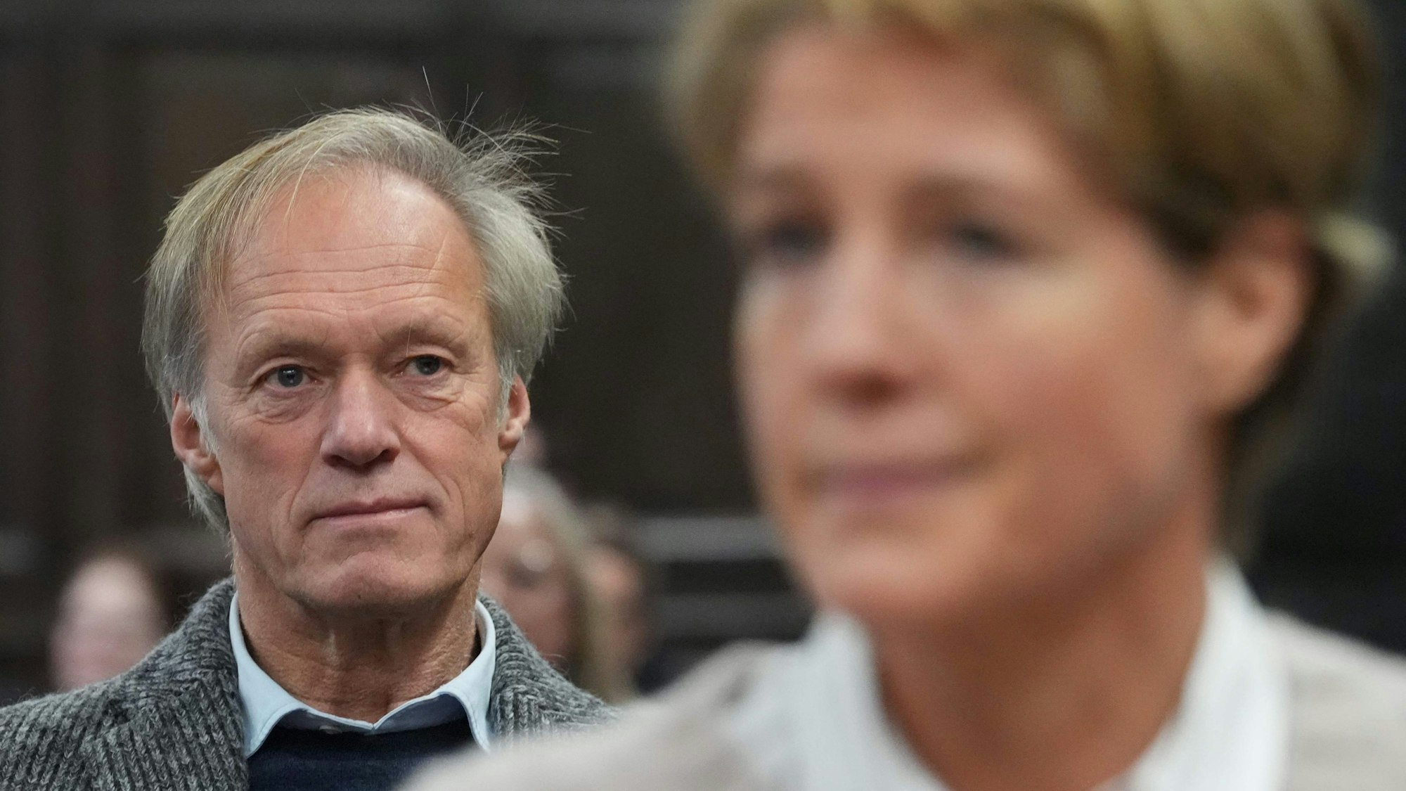 Gerhard Delling im Gerichtssaal.