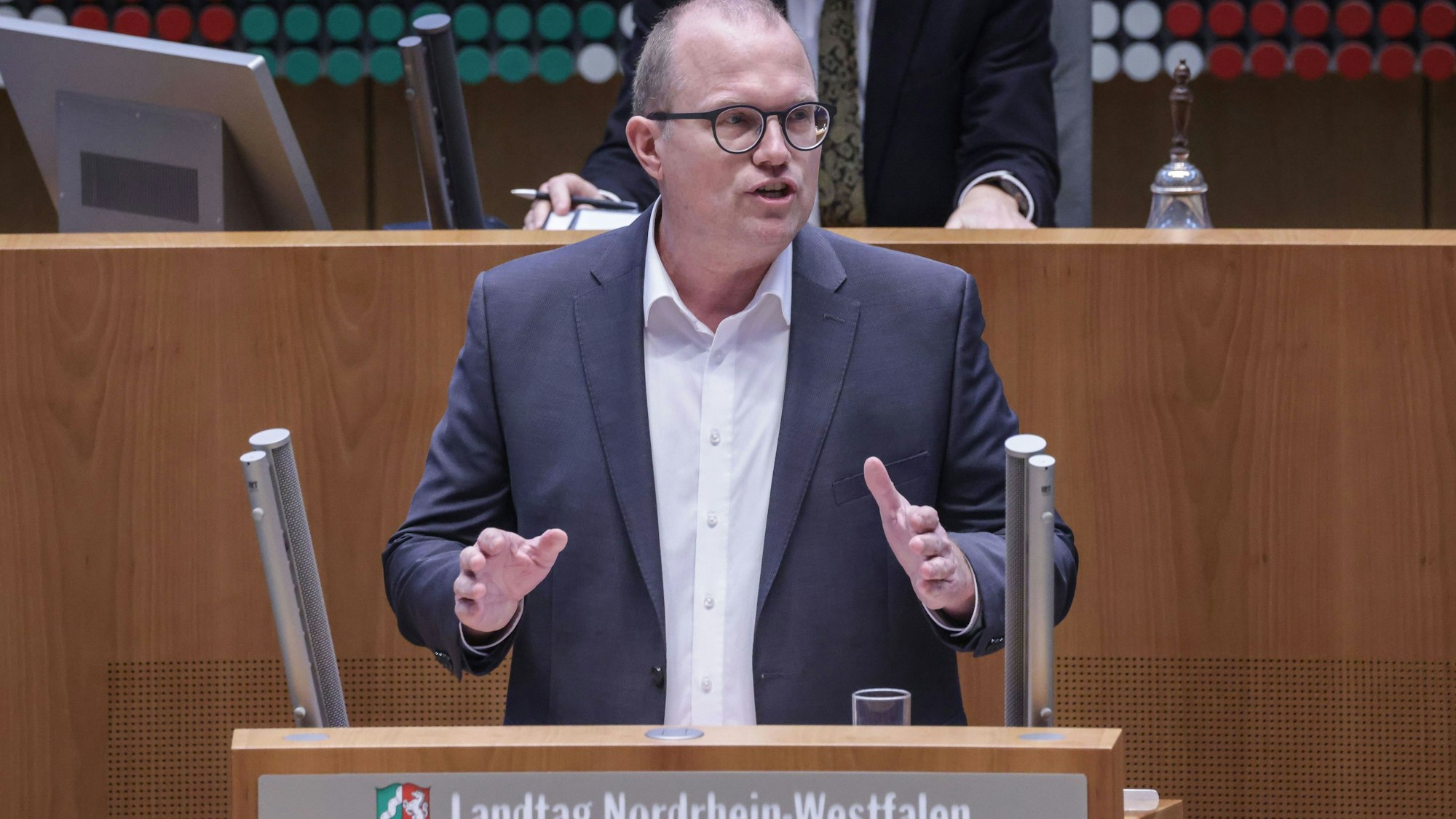 28.01.2026, Nordrhein-Westfalen, Düsseldorf: Jochen Ott, (SPD), Fraktionsvorsitzender, spricht im Landtag. Einen Tag nach dem Rücktritt von NRW-Flüchtlingsministerin Paul (Grüne) geht es im nordrhein-westfälischen Landtag erneut um ihre Rolle bei der Aufklärung des Solinger Terroranschlags. Foto: Oliver Berg/dpa +++ dpa-Bildfunk +++