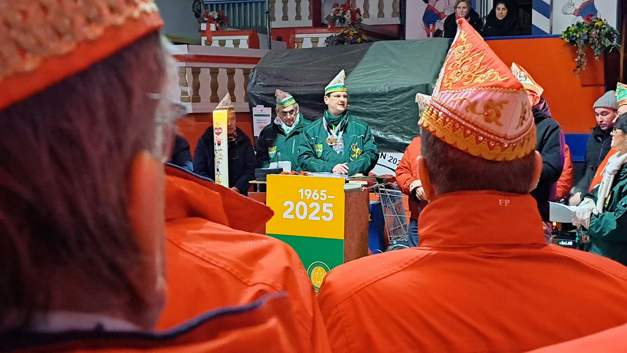 René Karla (r.) und sein Vize Heribert Häuser stehen am Rednerpult.