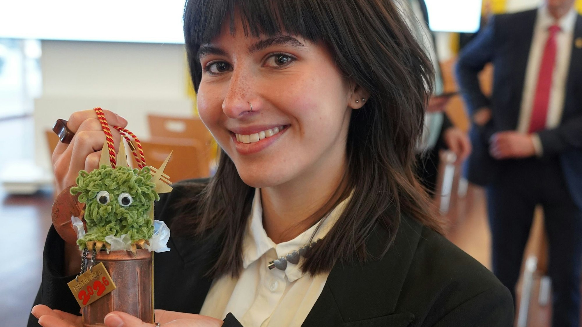 Fabia Telkmann macht mit ihrem Orden auf die Vermüllung in der Stadt aufmerksam.