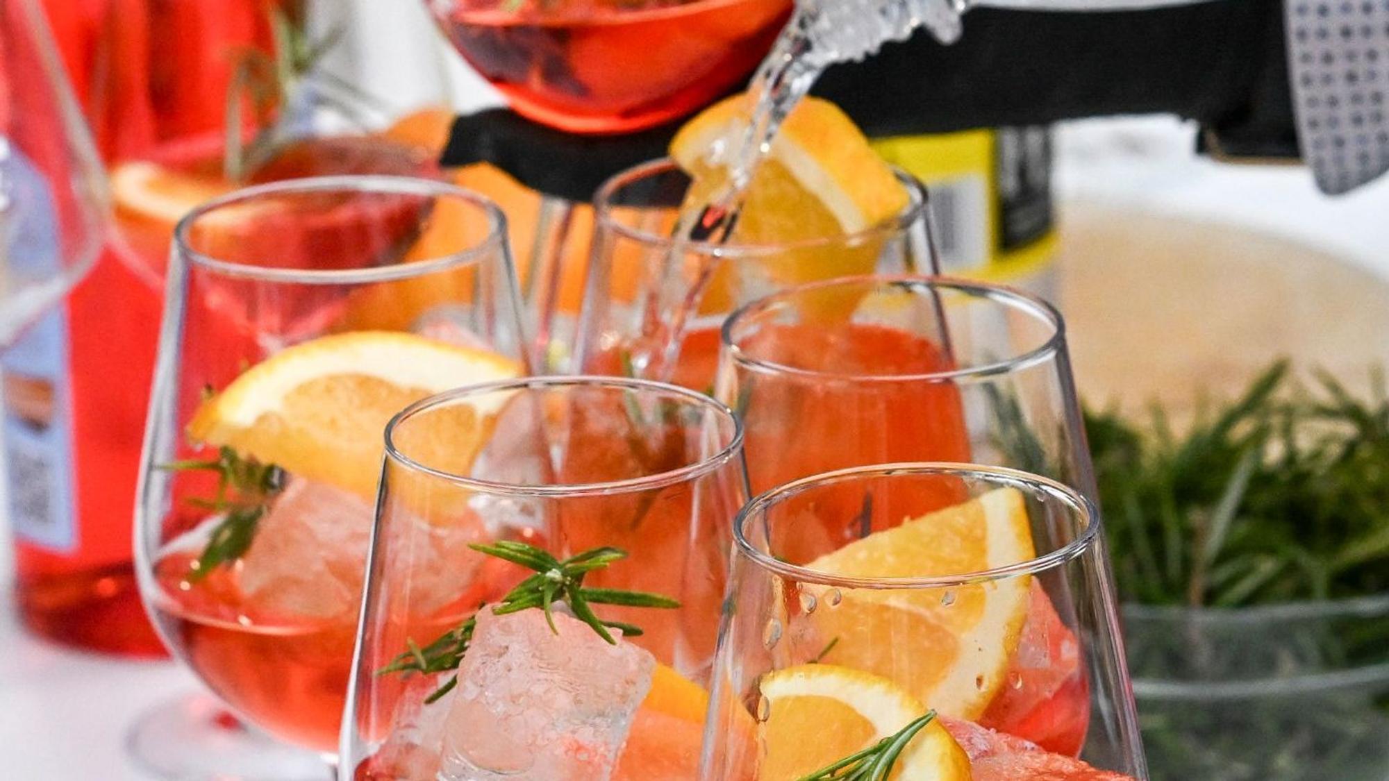 ARCHIV - 10.07.2025, Berlin: An einer Bar werden alkoholfreie Cocktails von "Fine Spritz" angeboten. Foto: Jens Kalaene/dpa +++ dpa-Bildfunk +++