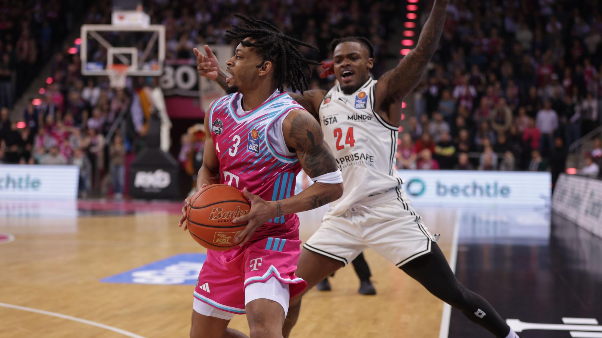 Muss der Bonner Aufbauspieler Zach Cooks (links) ausgerechnet gegen seinen Ex-Club Jena aussetzen?