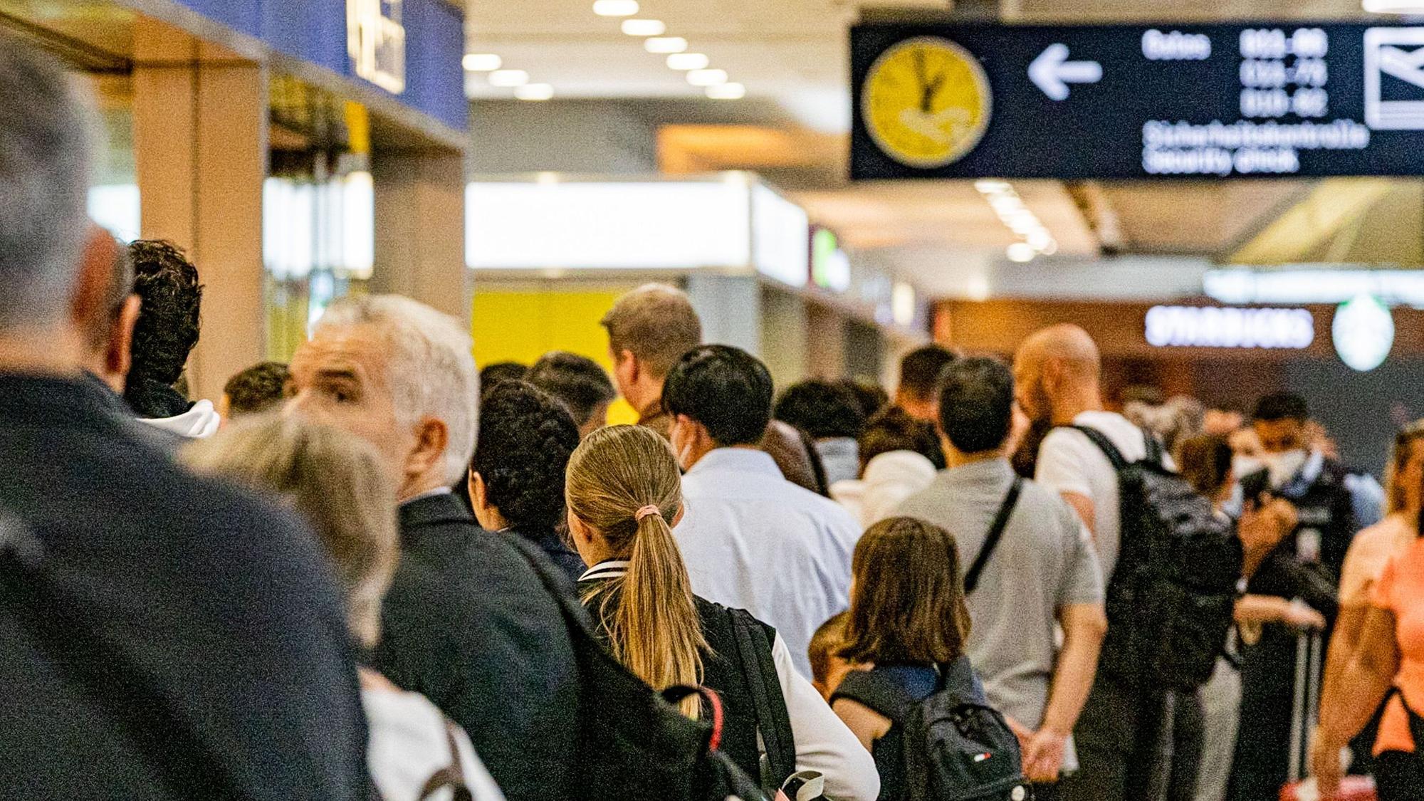 Ein überfülltes Terminal im Flughafen Köln/Bonn.