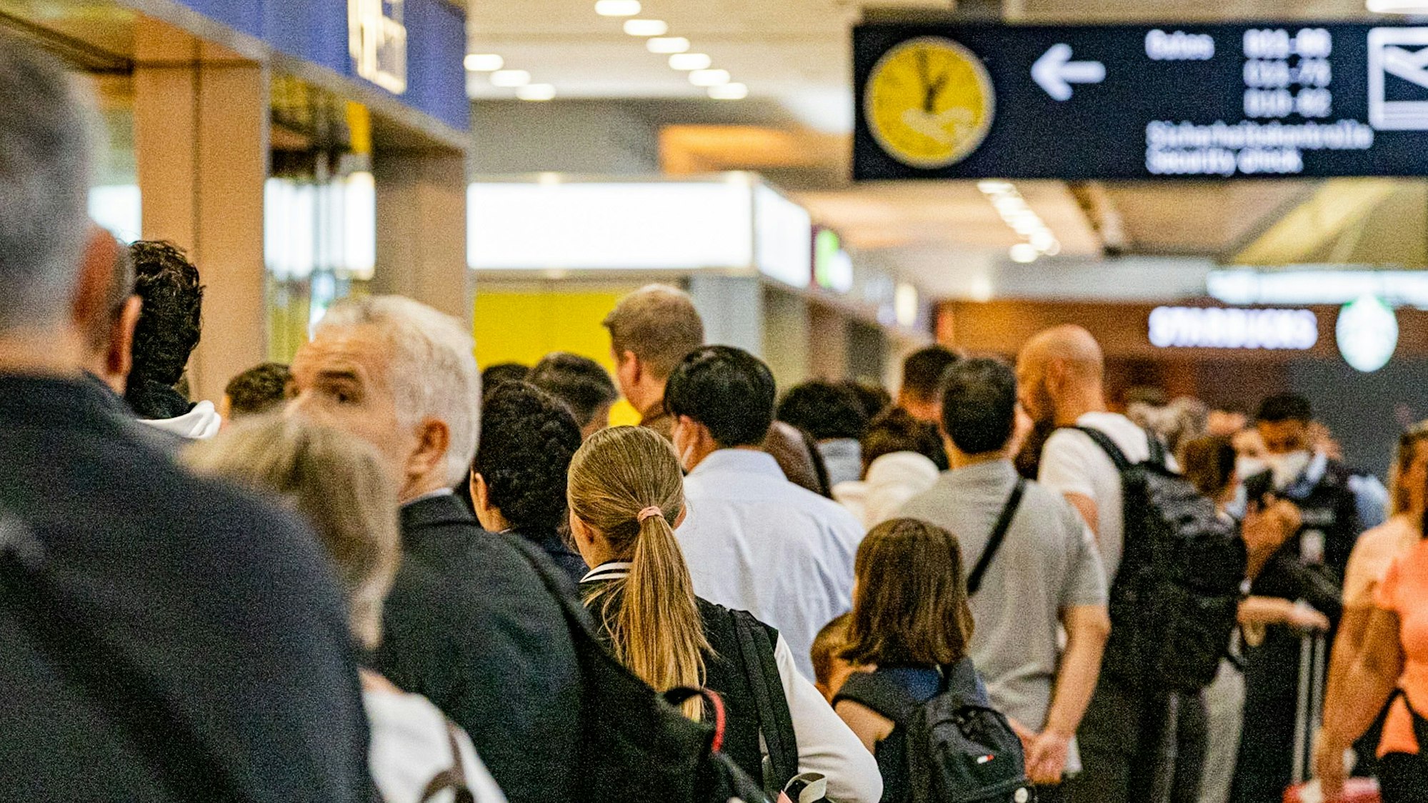 Ein überfülltes Terminal im Flughafen Köln/Bonn.