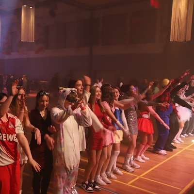 In der Halle Meiersheide feierten mehr als 800 Jugendliche Weiberfastnachtsparty.