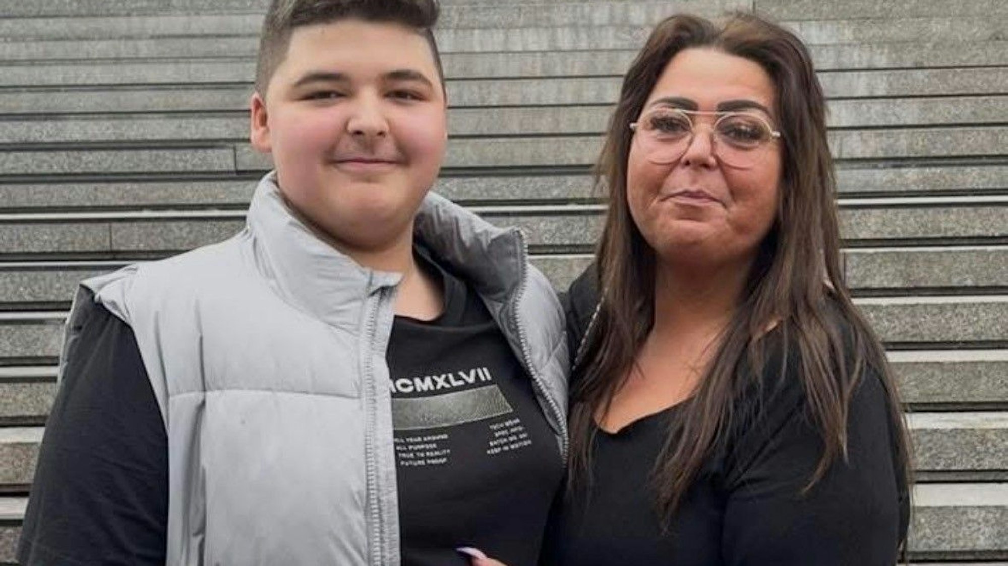 Auf dem Bild sind eine Mutter und ihr Sohn zu sehen.