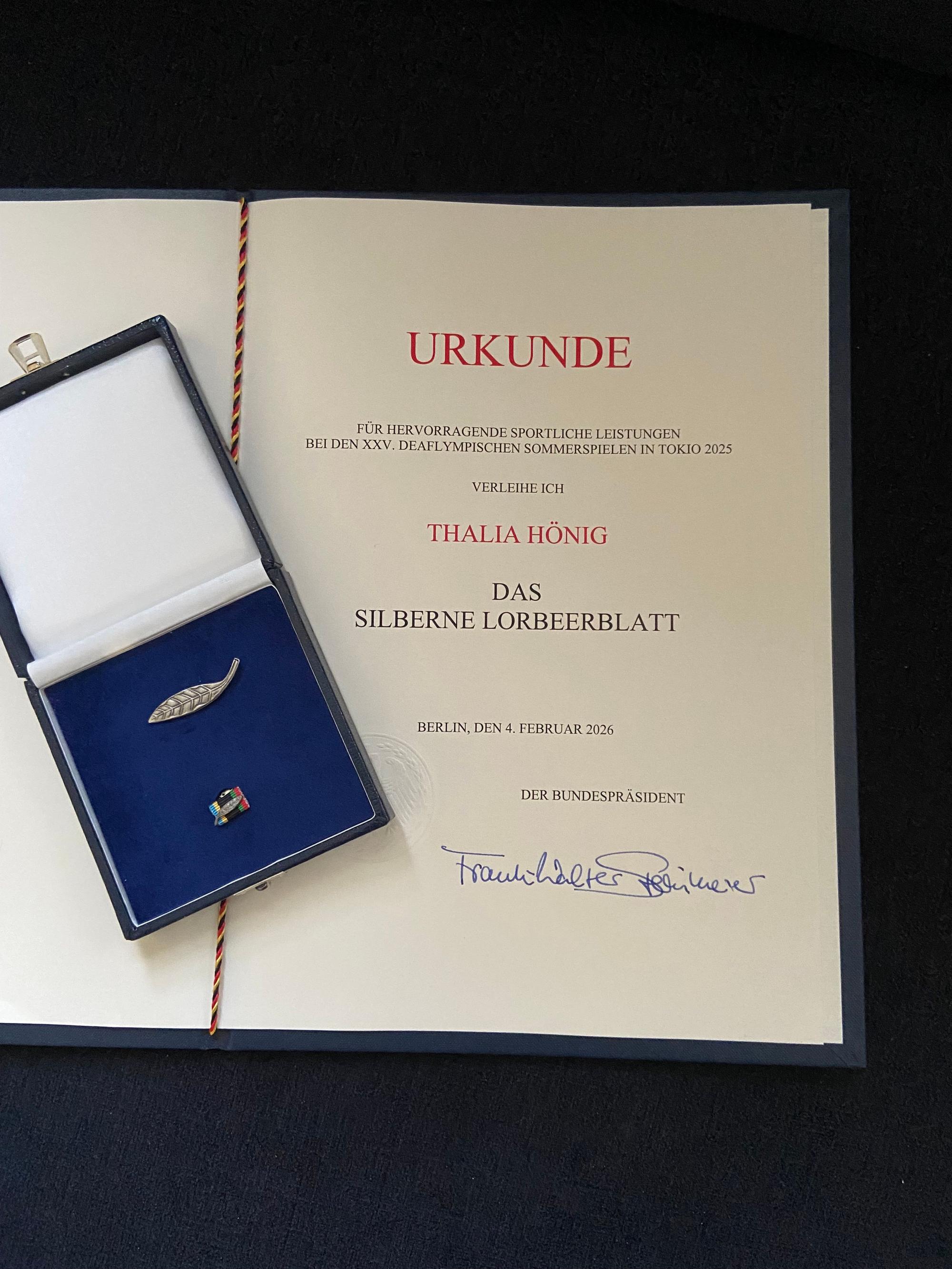 Die Urkunde und das Silberne Lorbeerblatt.