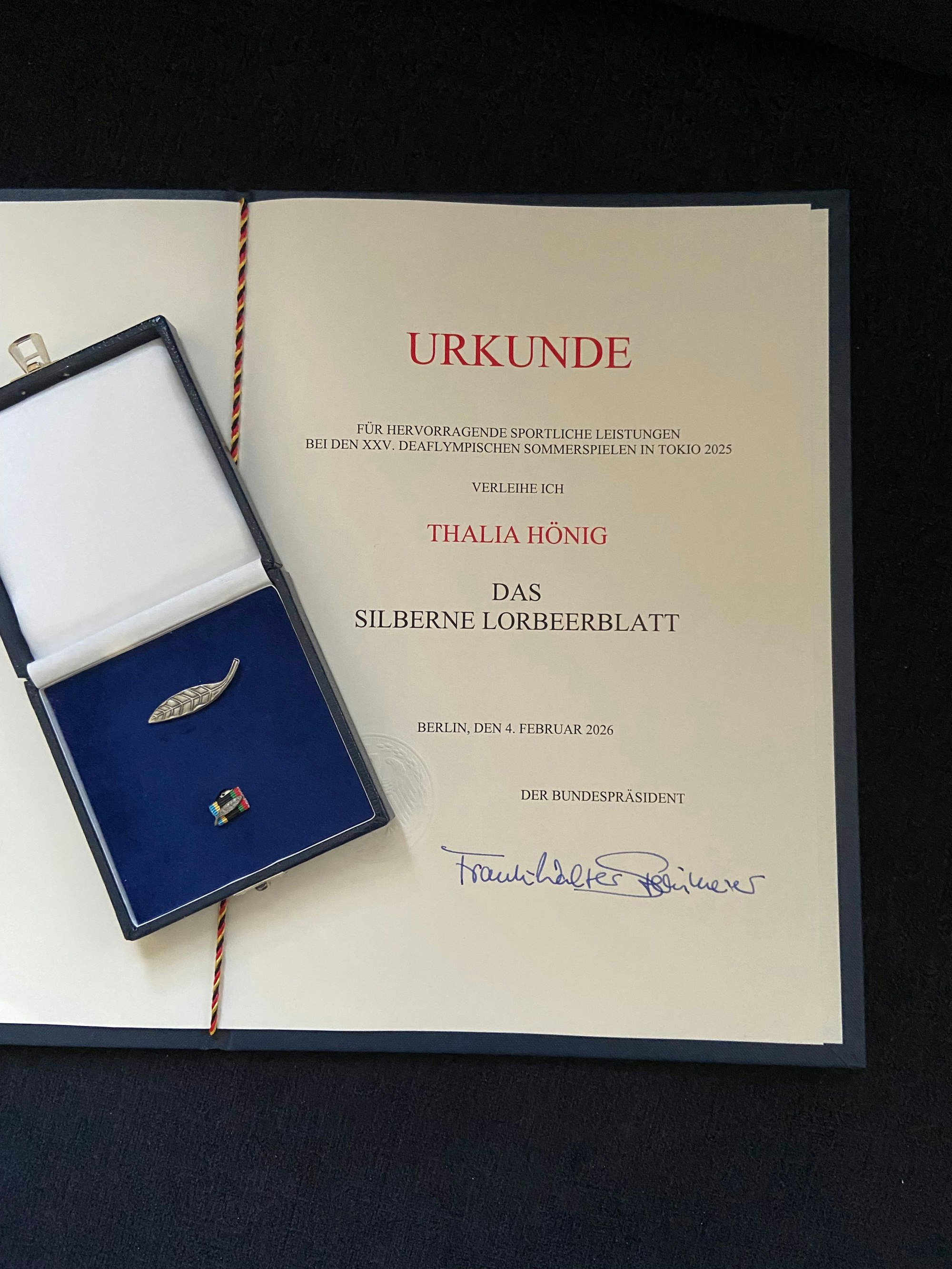 Die Urkunde und das Silberne Lorbeerblatt.