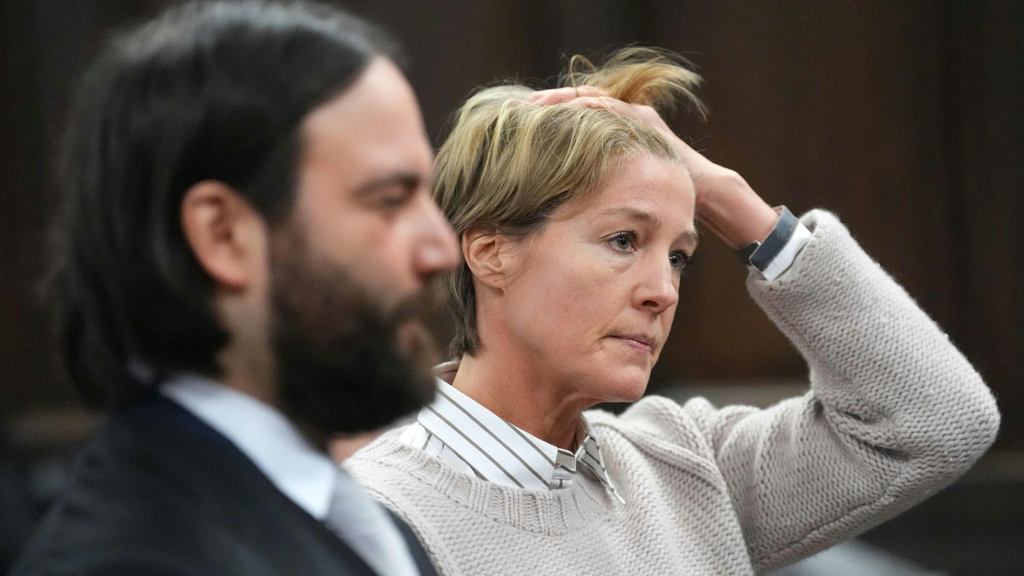 Christina Block (r.) rauft sich die Haare.