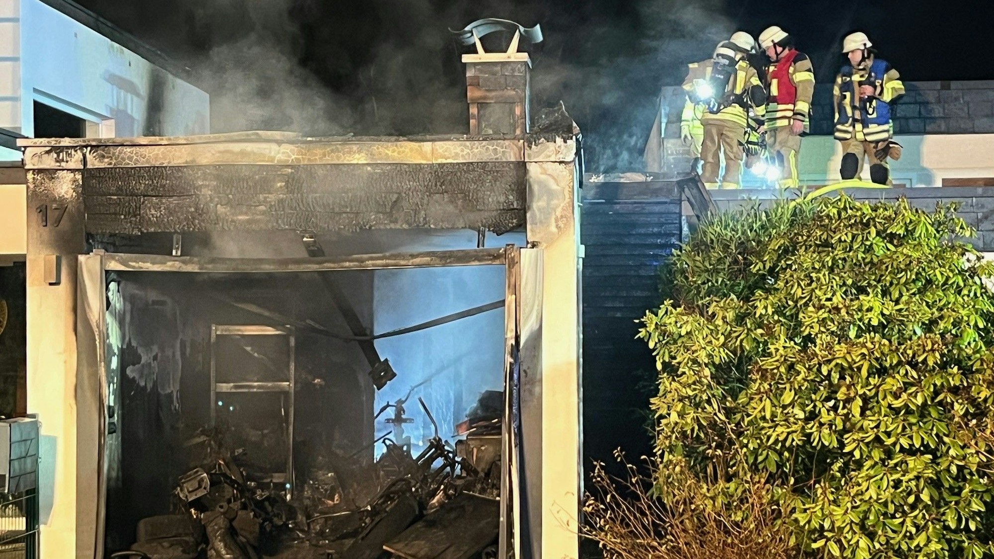 In dieser Garage am Lohmarer Amselweg brach das Feuer am Freitagabend aus. Zwei Motorräder wurden dabei ebenso zerstört wie die Garage.
