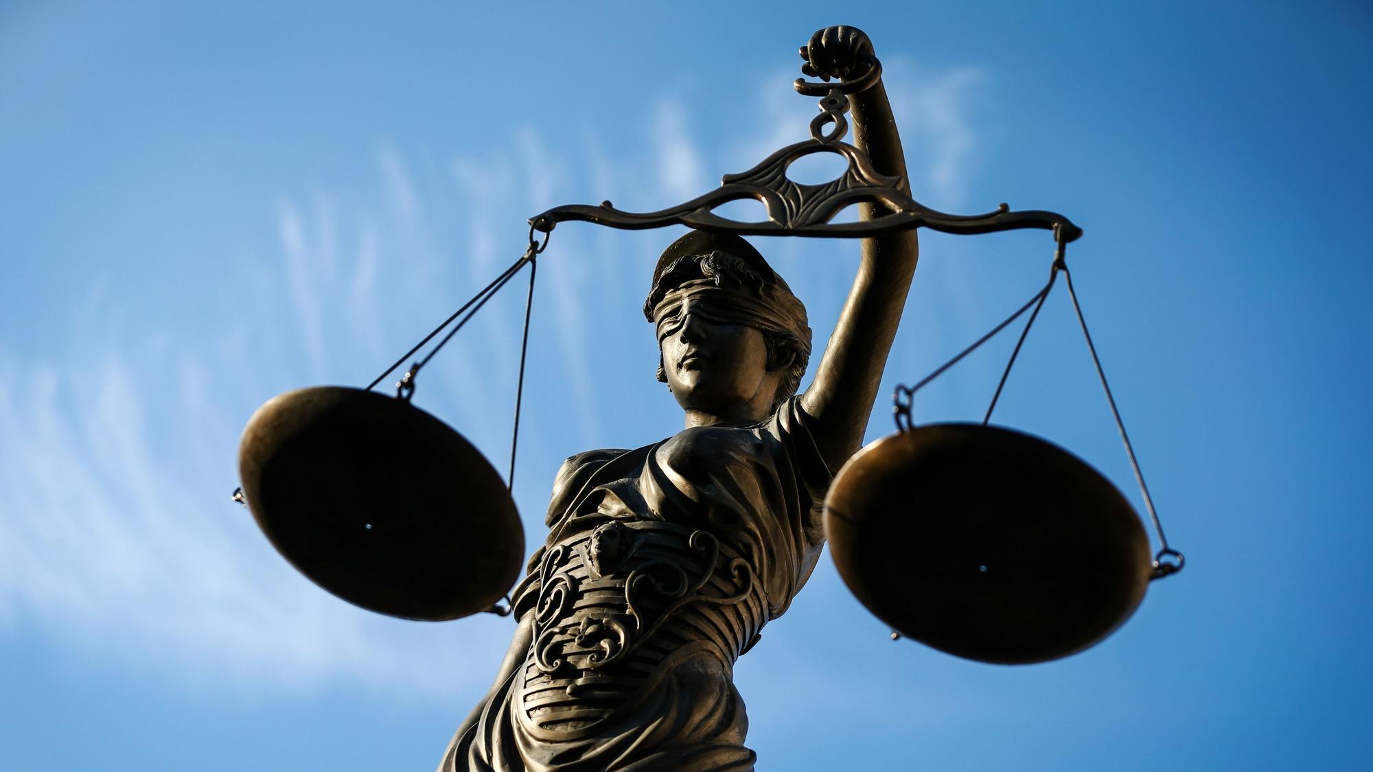 Das Symbolfoto zeigt eine Statue der Justitia, die eine Waage in der Hand hält.