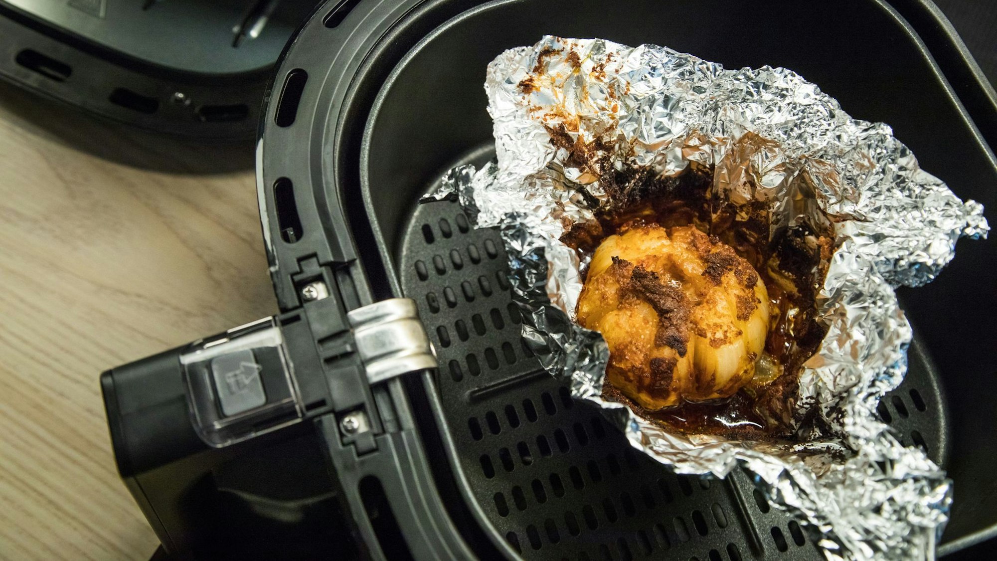 Keine gute Idee: Durch die Alufolie im Airfryer kann die Luftzirkulation gestört werden - die Lebensmittel werden so weniger knusprig.