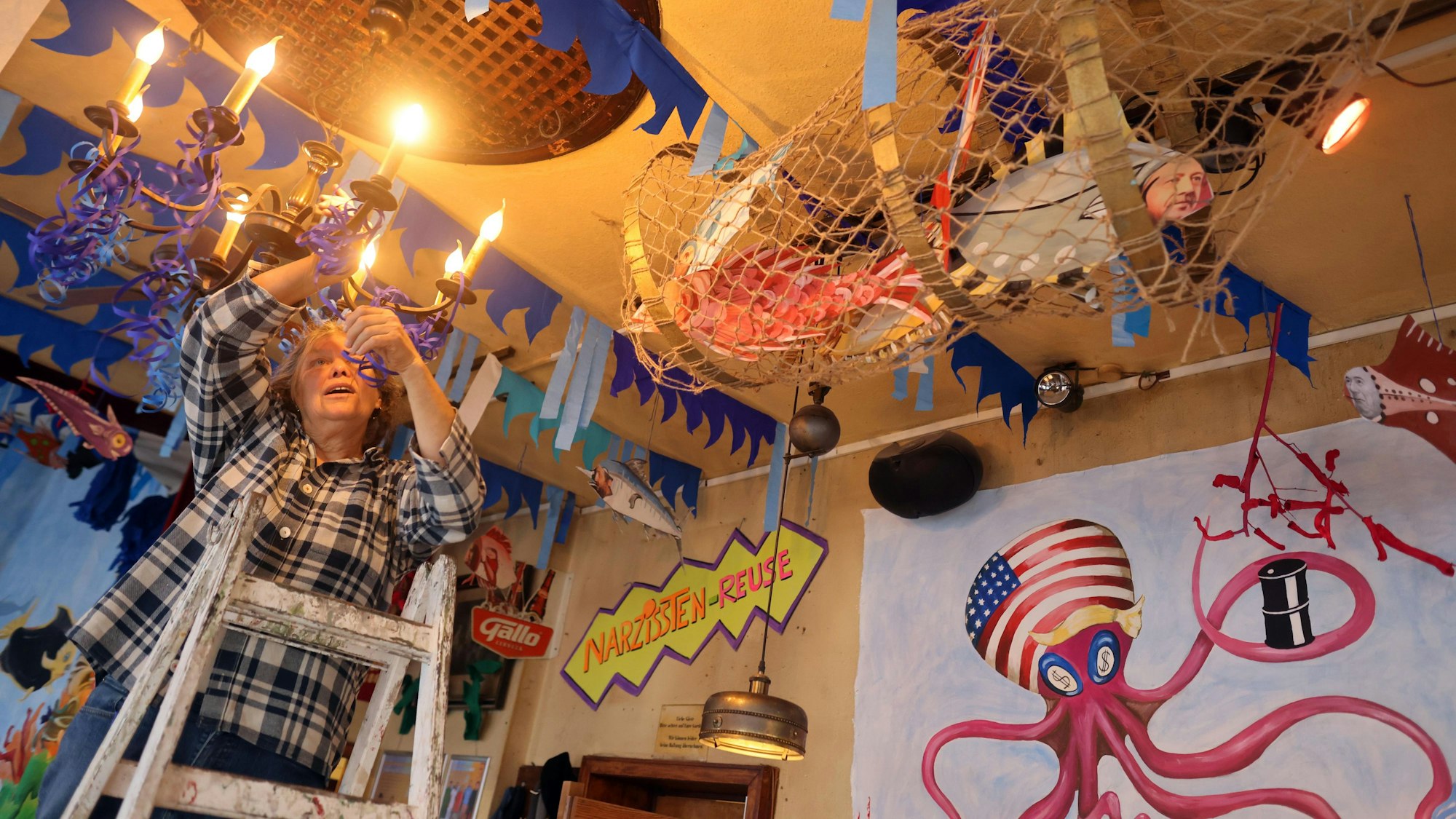 Künstlerin Henrike Müller dekoriert die Kneipe in der Südstadt seit Jahren mit einem wechselnden Motto, das immer auch politisch ist.