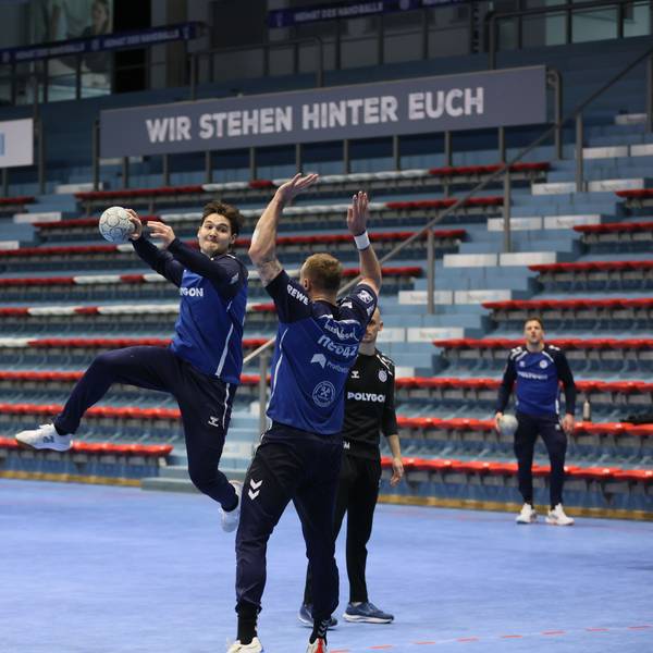 Ludvig Hallbäck beim Sprungwurf gegen Lukas Blohme.