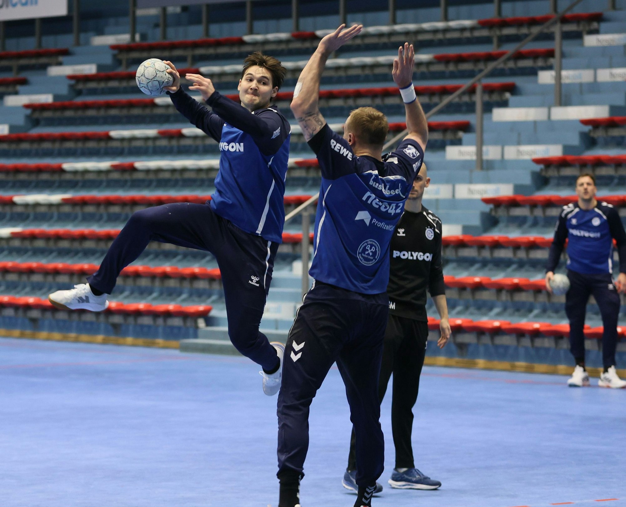 Ludvig Hallbäck beim Sprungwurf gegen Lukas Blohme.