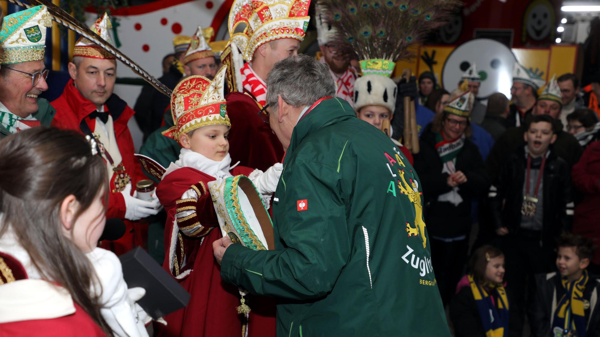 Kreisdechant Norbert Hörter erhält vom Kinderdreigestirn einen Orden.