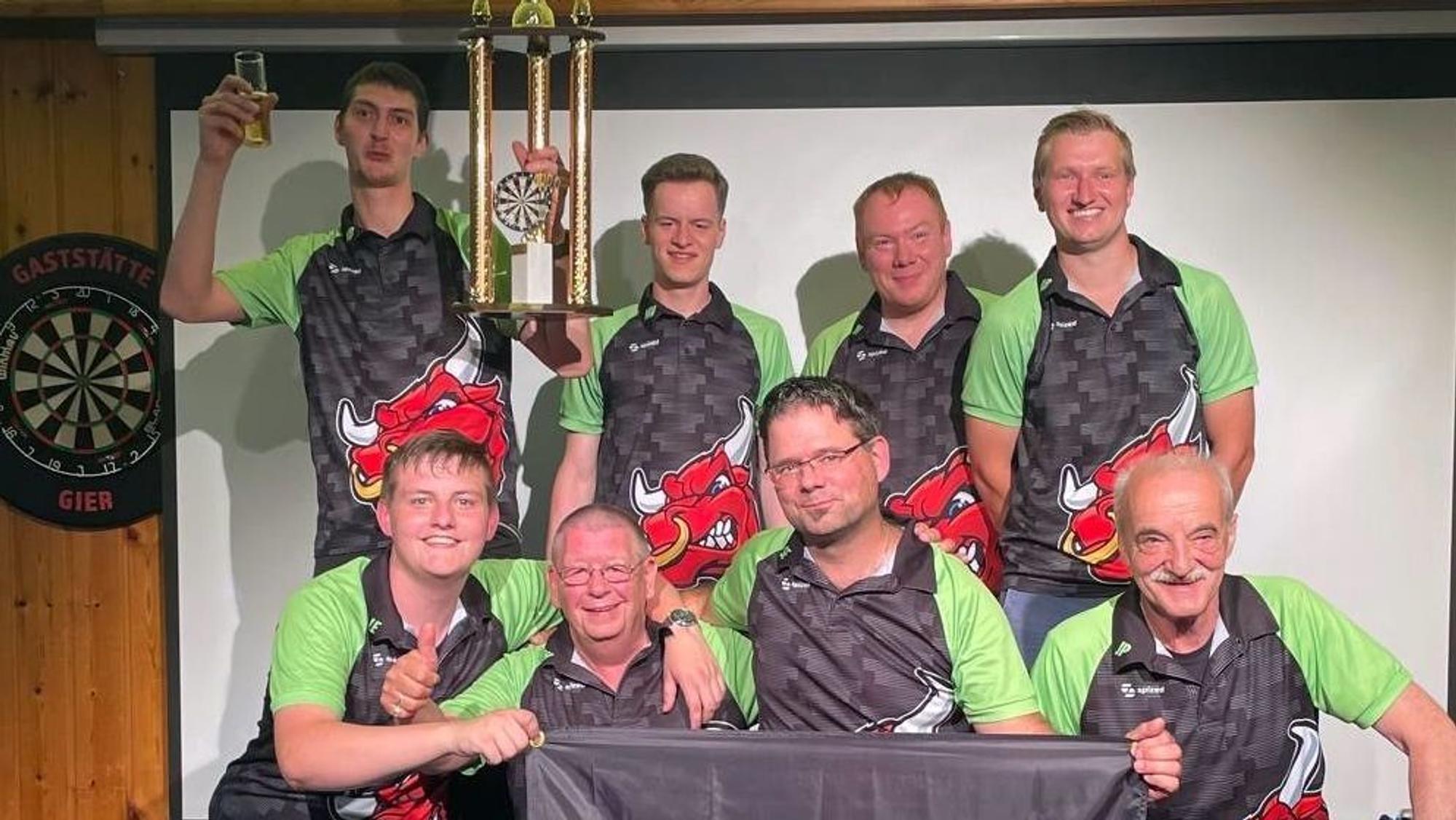 Die Mannschaft der Flying Bulls Sötenich posiert mit einem Pokal