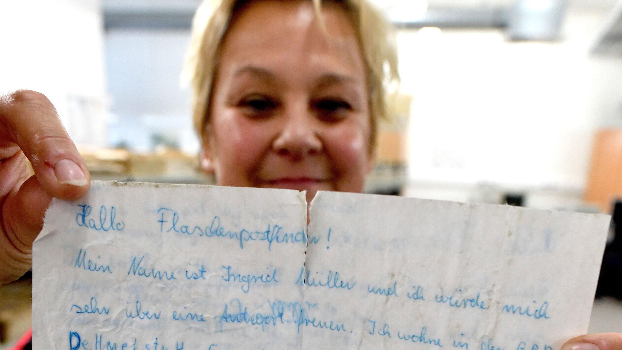 Ingrid Müller mit ihrer 40 Jahre alten Flaschenpost.