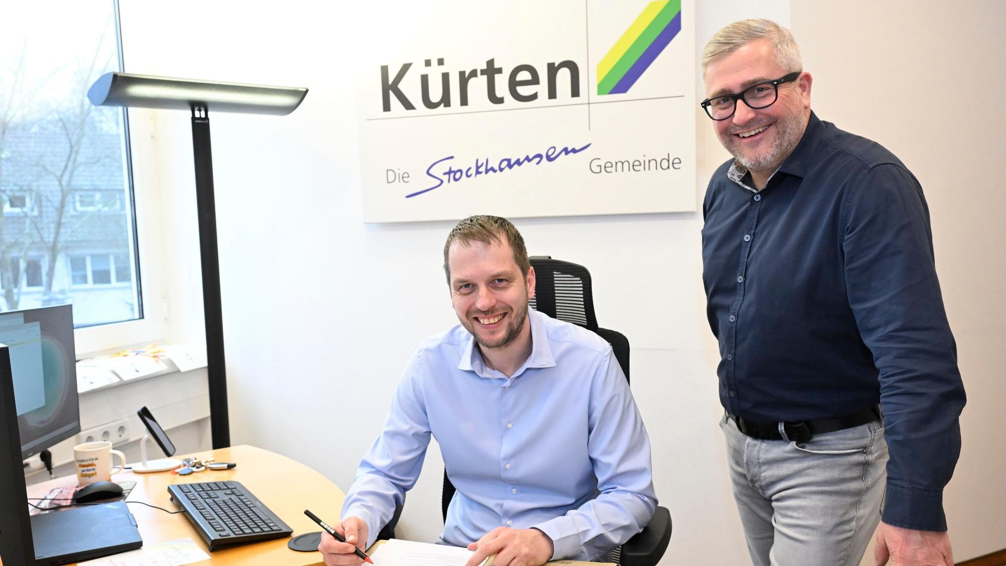 Das Foto zeigt Kürtens Bürgermeister Mario Bredow (links) mit seinem Allgemeinen Vertreter Sven Schmidt
