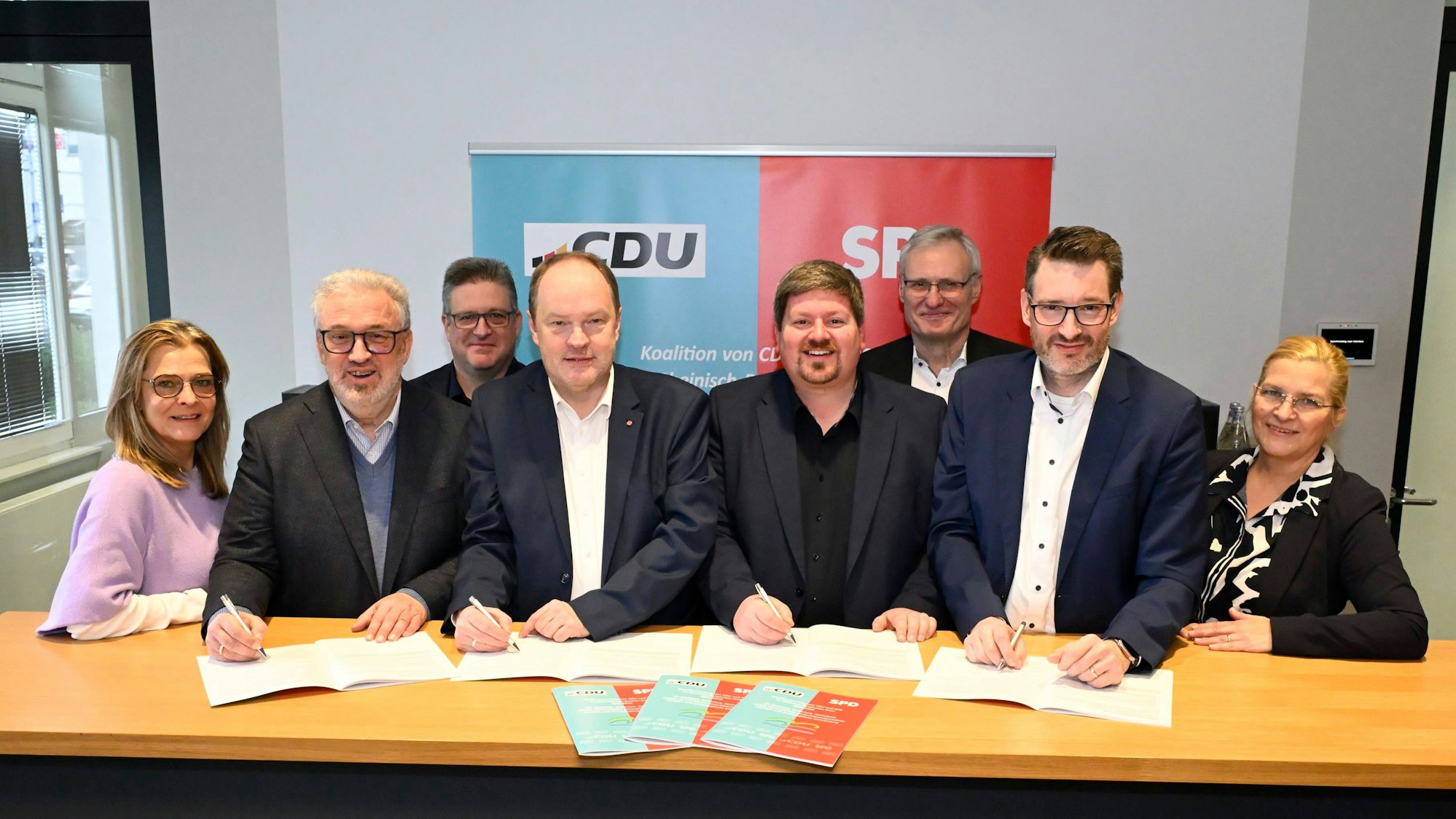 Gerhard Zorn, Hinrich Schipper (beide SPD), Maurice Winter und Uwe Pakendorf (beide CDU) unterzeichnen den Koalitionsvertrag.