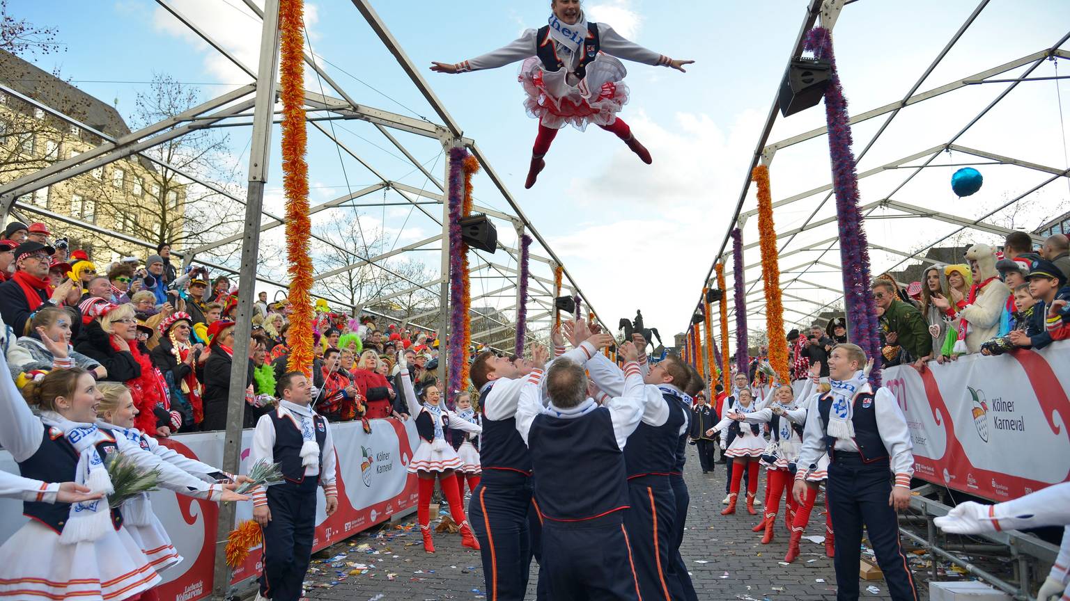 Trotz Sturmwarnung fand der Rosenmontagszug 2016 in Köln statt. Mit Sicherheitsvorkehrungen: Die Tribüne wurde von Planen befreit, damit sie nicht vom Wind weggerissen wird.
