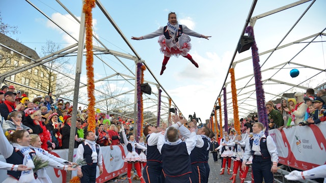 Trotz Sturmwarnung fand der Rosenmontagszug 2016 in Köln statt. Mit Sicherheitsvorkehrungen: Die Tribüne wurde von Planen befreit, damit sie nicht vom Wind weggerissen wird.