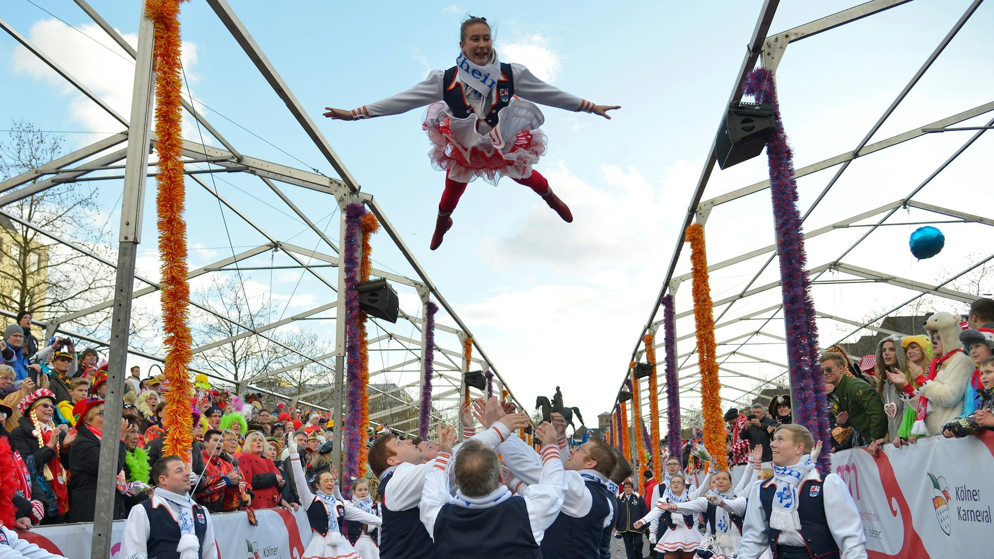Trotz Sturmwarnung fand der Rosenmontagszug 2016 in Köln statt. Mit Sicherheitsvorkehrungen: Die Tribüne wurde von Planen befreit, damit sie nicht vom Wind weggerissen wird.
