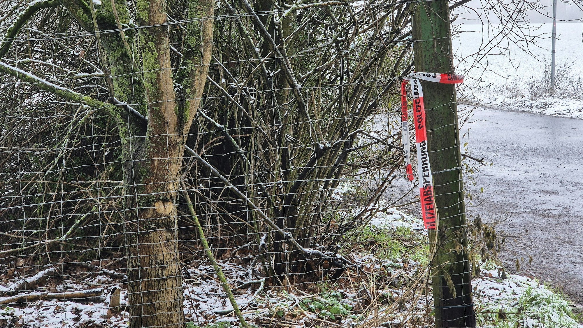 Absperrband der Polizei hängt an einem Holzpfosten. Der 14-jährige Yosef war Ende Januar tot an einem See südlich von Düsseldorf gefunden worden.