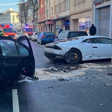 Ein Lamborghini-Fahrer (22) ist auf der Limitenstraße in Mönchengladbach von der Fahrbahn abgekommen und frontal in einen VW Bora gekracht.