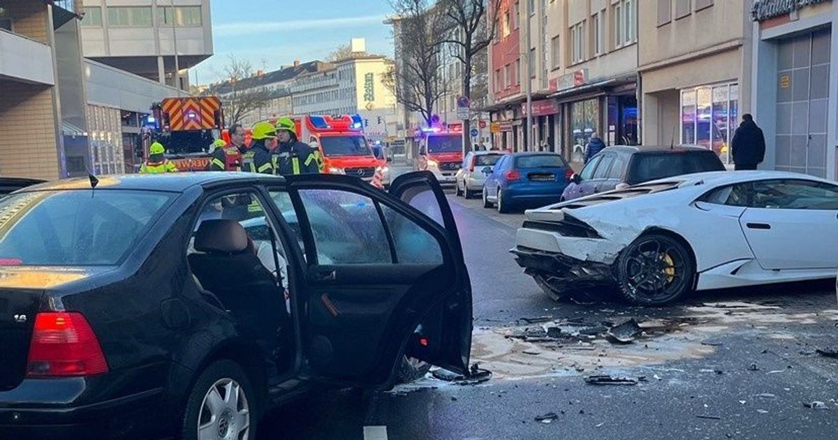 Sports car accident: Lamborghini driver veers into oncoming traffic - ...