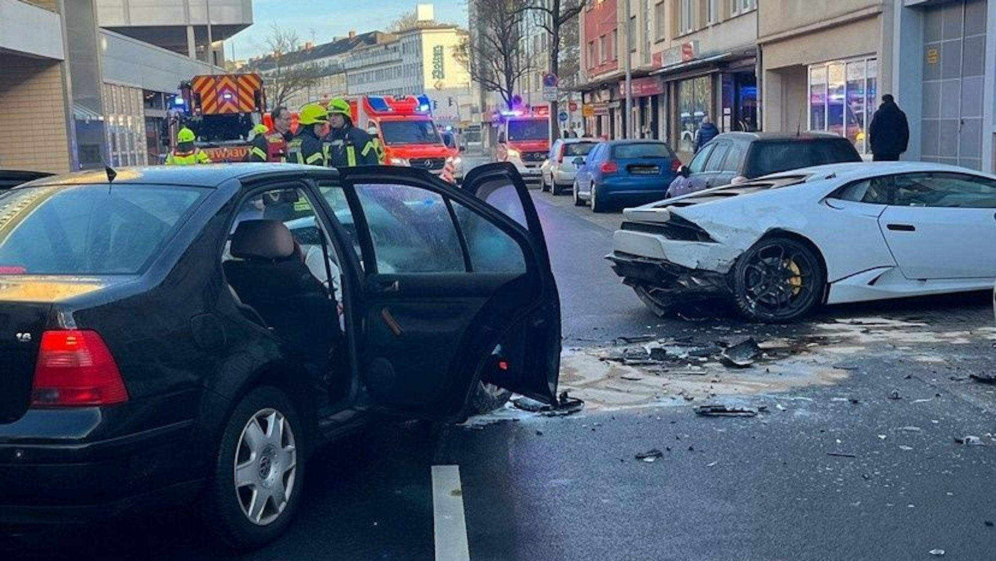 Ein Lamborghini-Fahrer (22) ist auf der Limitenstraße in Mönchengladbach von der Fahrbahn abgekommen und frontal in einen VW Bora gekracht.