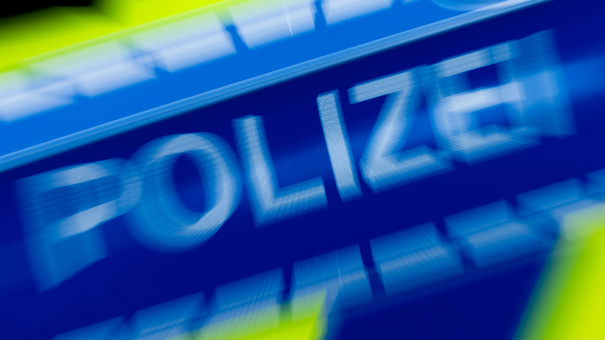 Das Symbolfoto zeigt einen Polizeiwagen im Einsatz.